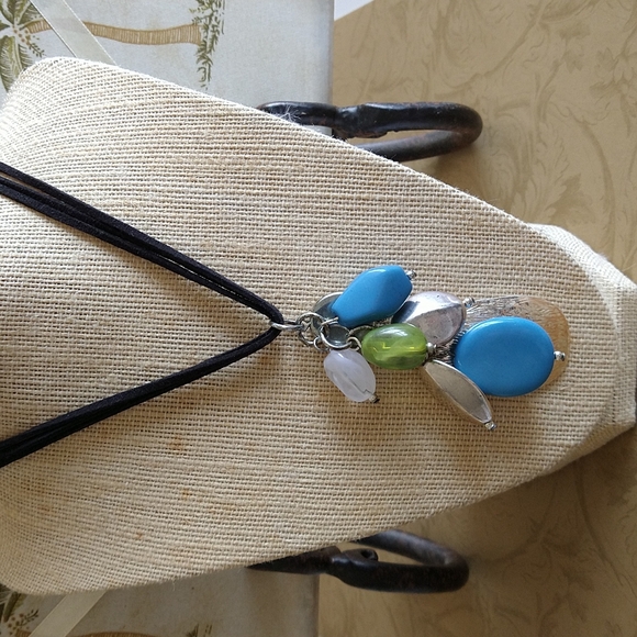 Necklace silver turquoise kiwi colors on black Soft cord - Picture 1 of 4